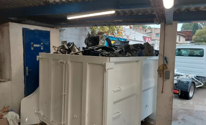 Benne pour pare-chocs plastique chez un carrossier, Montpellier, BENOIT HERNANDEZ - Ben loue sa benne