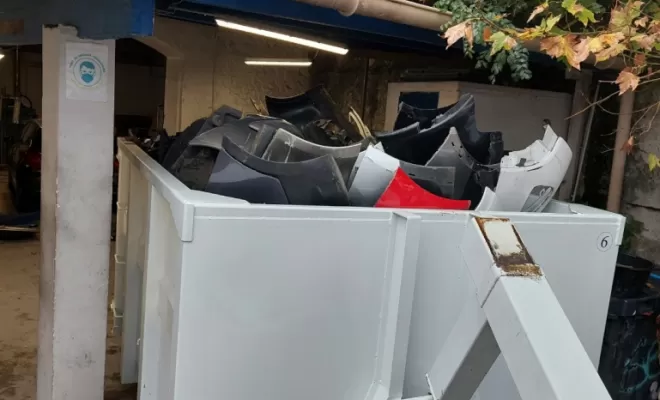 Benne pour pare-chocs plastique chez un carrossier, Montpellier, BENOIT HERNANDEZ - Ben loue sa benne